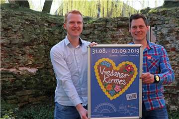 Jan Wenning (l.) übernimmt die Organisation der Vredener Kirmes von Klaus Ahler, der das Amt zehn Jahre inne hatte. In diesem Jahr begleitet der neue Leiter der Fachabteilung Bürgerbüro und Ordnung seinen Nachfolger noch bei der Arbeit.