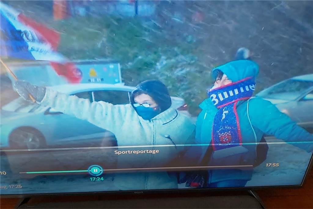 Wer ist der Holstein-Kiel-Fan mit Billmerich-Schal? Verein rätselt um TV-Ausschnitt Jan Willecke machte ein Foto zum Beweis. Der Billmerich-Schal ist deutlich zu erkennen.