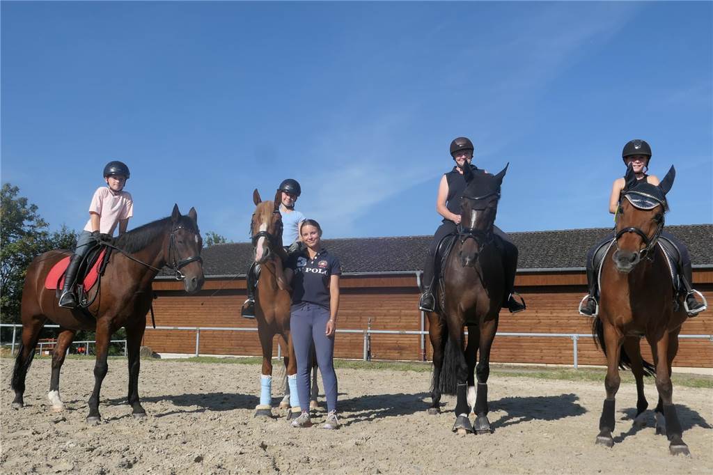 Passion für den Reitsport: Reitverein Barop feiert 100. Jubiläum Die Reiterinnen sitzen auf ihren Pferden, die auf dem Platz stehen.