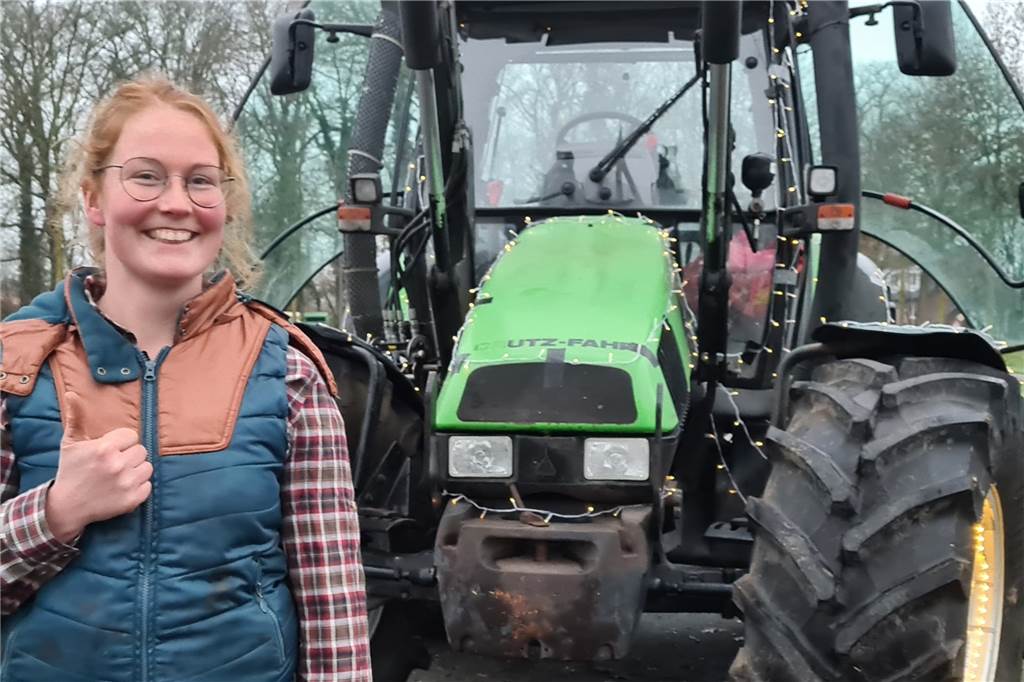 Zauberhafte Trecker-Lichterfahrt zieht Zuschauer in ihren Bann Jana Gewers hat die Lichterfahrt durch Vreden organisiert. Sie war auch die erste mit ihrem Trecker am Startpunkt in Zwillbrock.