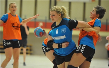 Jana Hackfort (M.) steuerte vier Treffer zum Sieg der DHG im Topspiel bei.