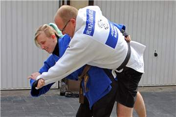 Jana Koch trainiert mit ihrem Vater Heinz-Jürgen jetzt im Garagenhof. Die Judohalle ist geschlossen. 