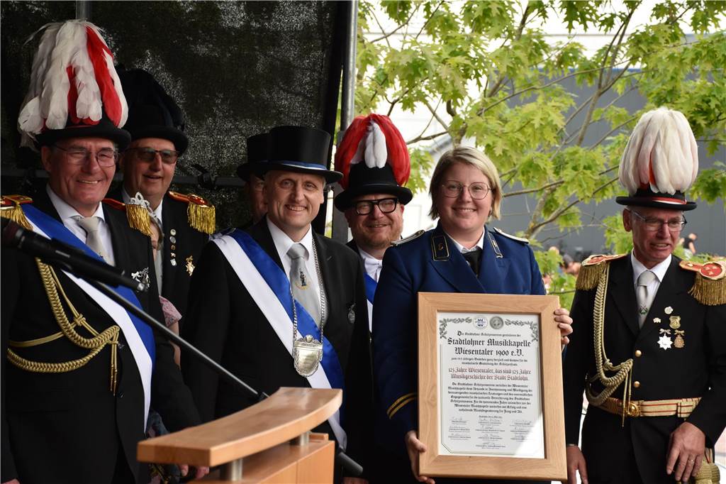 Wiesentaler lassen den Mühlenplatz zum 125-Jährigen erzittern Jana Liemann, Vorsitzende der Musikkapelle Wiesentaler, hier im Kreis der Vertreter der Stadtlohner Schützenvereine, freute sich über ein rundum gelungenes Jubiläum. Die Schützenvereine zeichneten die Kapelle für 125 Jahre Musikgeschichte der Stadt Stadtlohn aus.