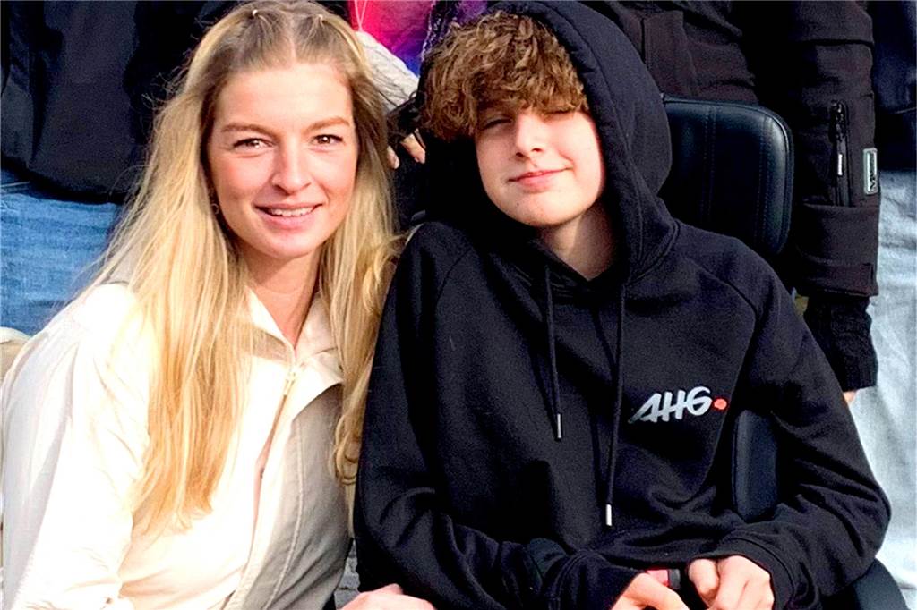 Kampagne für besonderen Rollstuhl: Elfjähriger hofft auf Hilfe Jana Rechner (27) hat die Fundraising-Kampagne für ihren Bruder gestartet. Über 20.000 Euro sind dabei schon zusammengekommen.