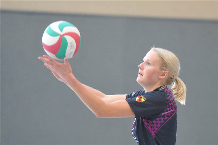 Ahauser Volleyballerinnen suchen gegen unbekannten Gegner den „Turbo-Knopf“ Jana Schlettert beim Aufschlag: Die Ahauser Volleyballerinnen bauen am Sonntag erneut auf ihre Heimstärke. Der Gast aus Paderborn ist für den VfL ein unbeschriebenes Blatt.