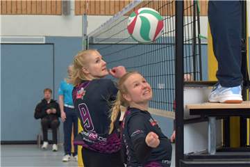 Jana Schlettert (l.), Jule Lösing und der VfL mussten die Klasse des Gegners anerkennen.