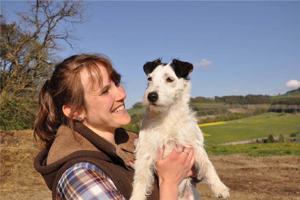 Jungjägerin Larissa Stratmann (24) aus Haltern: „Die Jagd ist Teil meines Lebens“ Jana Schrief mit ihrer Terrier-Hündin Carla: Die Jagd ist ihre große Leidenschaft, sie gehört zum Ausbilder-Team der Kreisgruppe Hubertus.