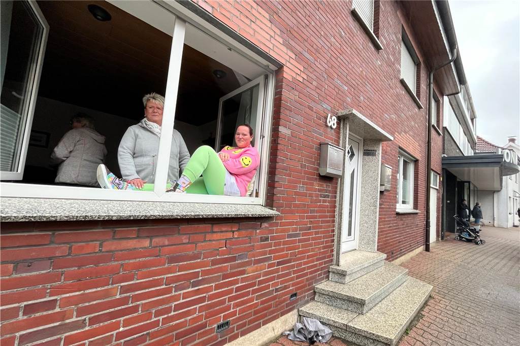 Zuschauer im offenen Fenster.