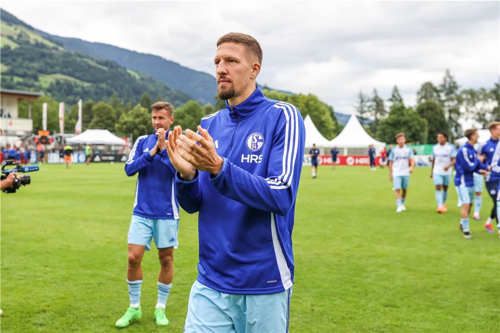 „Ich kann schon mehr, als auf dem Platz malochen“: Janik Bachmann bedankt sich bei den Schalker Fans in Mittersill.
