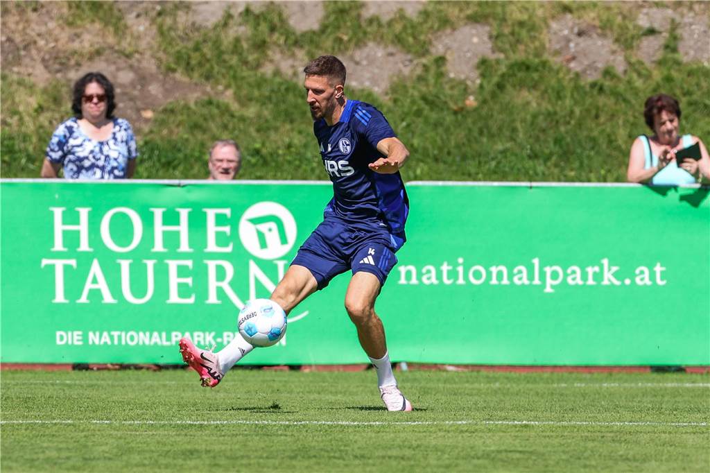 „Ich kann schon mehr, als auf dem Platz malochen“: Janik Bachmann will sich beim FC Schalke 04 einen Stammplatz erkämpfen.