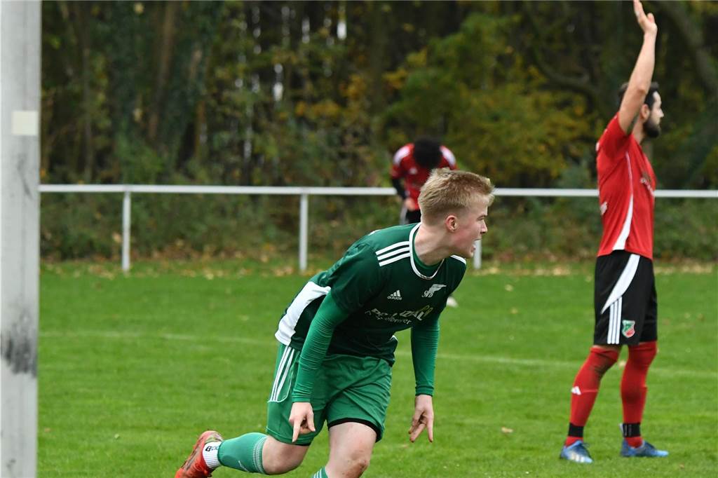 SV Bausenhagen gewinnt gegen SC Fröndenberg-Hohenheide Janik Frank bejubelt sein Tor zum 1:0.