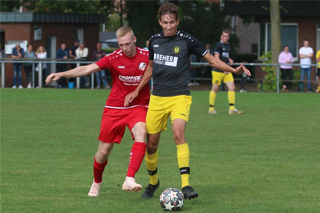 Die Top-5-Abräumer der Hinrunde: Wer hat im defensiven Mittelfeld für Ordnung gesorgt? Janik Hülsmann (r.) setzt seine gute Entwicklung beim SC Capelle fort.