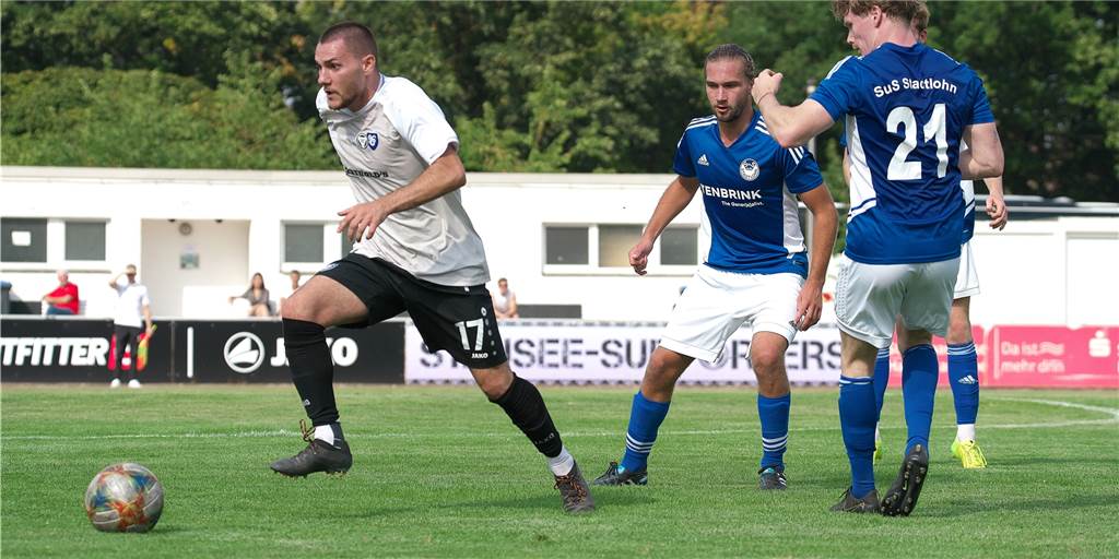 „Das hätte ich nicht gedacht“: Janik Tönnes startet für TuS Halterns A-Team Janik Tönnes am Ball