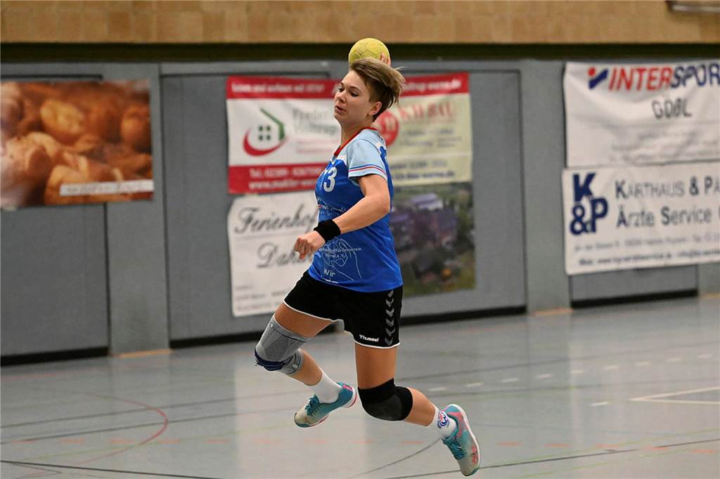 Urlaubszeit erschwert Vorbereitung des TV Werne: Handballerinnen zeigen gutes Turnier in Haltern Janina Vorwick setzt zum Wurf an.