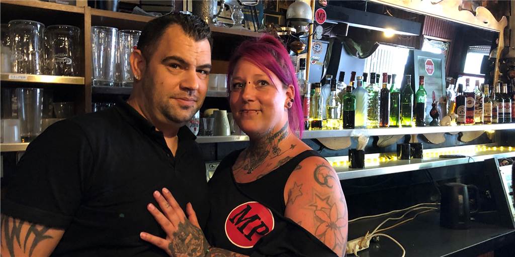 Hoher Bierdurchfluss - Jenny Grussendorf ist neue Chefin in Kult-Kneipe Janine "Jenny" Grussendorf ist neue Besitzerin des Masterpiece am Brackeler Hellweg 148. Ihr Verlobter Daniel Hattwig hilft ihr