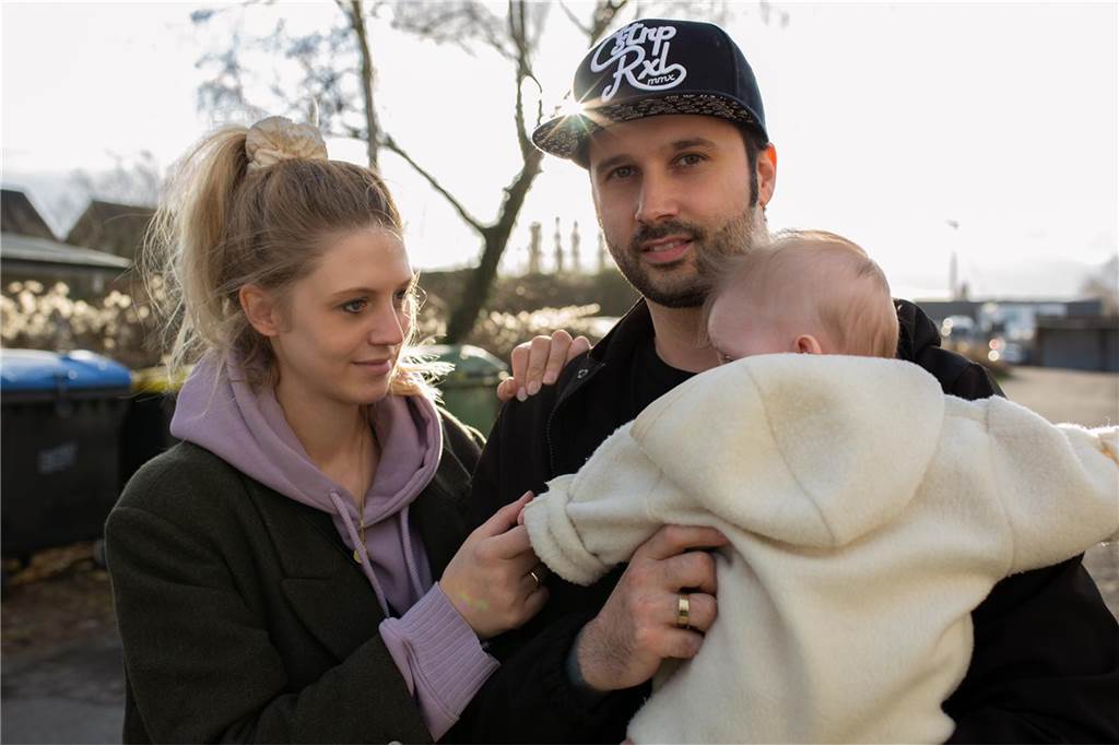 Ein Metalcore-Bühnenstar ist nun Vater - und hat Angst vor der nächsten Tour Janine Schulte-Ratajczak, Sohn Levi und Kevin Ratajczak. Derzeit lieben sie die Dreisamkeit. 2022 geht Kevin wieder auf Tournee.
