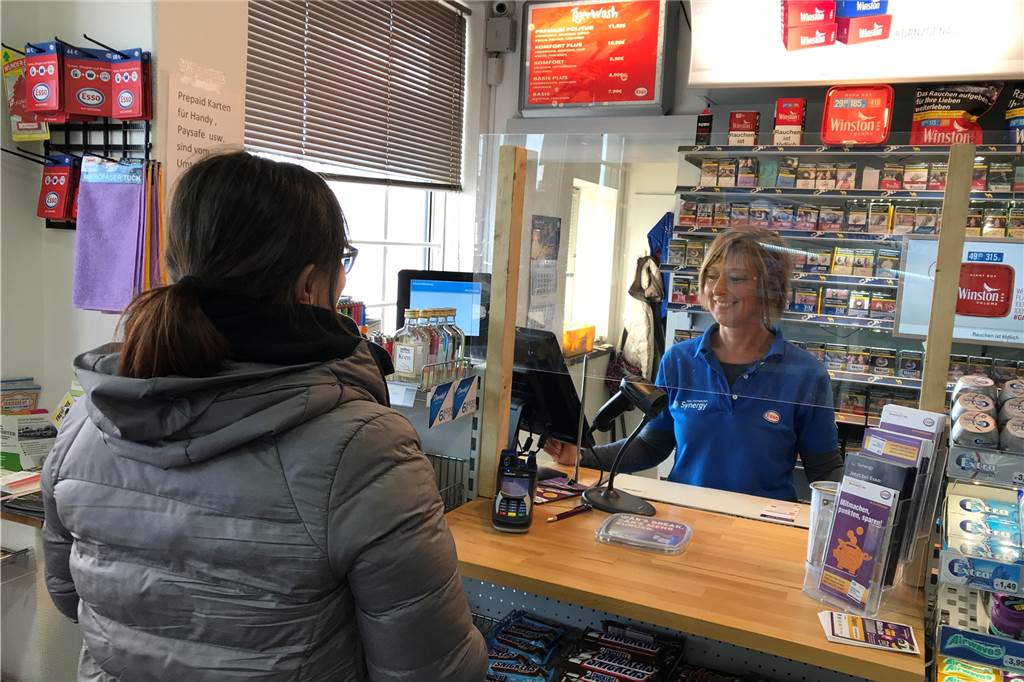 Corona-Krise in Werne: Tankstellen-Tristesse, Zigaretten-Hamstern, Einkaufswagen-Pflicht bei Lidl Janine Vieting, Angestellte an der Esso-Tankstelle, ist nun durch eine Scheibe von den Kunden getrennt.