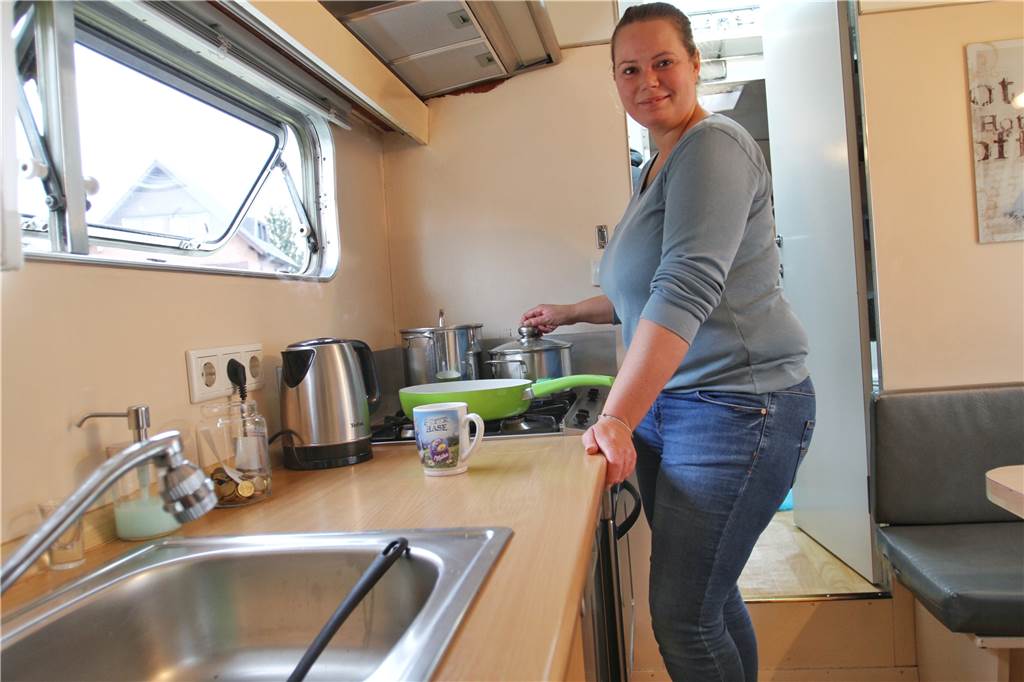 Schausteller auf Deutschland-Tour – So wohnt John Wiegands Familie bei Simjü Janine Wiegand brät Schnitzel in der Küche.