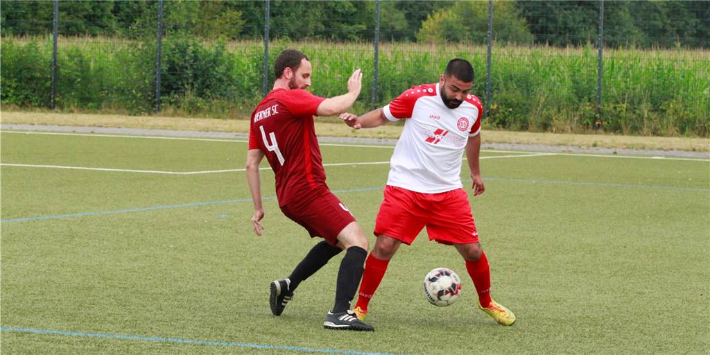 Überraschende Wendungen beim Rewe-Hübner-Cup – Wethmar und BV Lünen in der Endrunde Janis Leenders (l.) und der Werner SC II sind ausgeschieden, Hüseyin Özcan (r.) und der BV Lünen stehen in der Endrunde.
