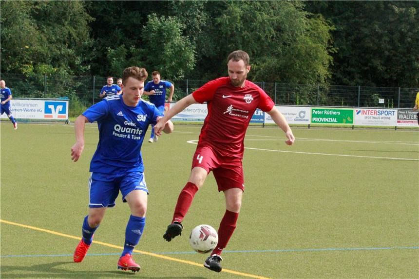 Janis Leenders zur 1:6-Niederlage des WSC II: „So kannst du kein Spiel gewinnen“ Janis Leenders vom Werner SC II ist hier am Ball. Als Interimscoach war er mit seinem Team beim Auswärtsspiel gegen Concordia Albachten machtlos.