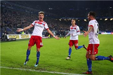 Jann-Fiete Arp (l.) feiert seinen Treffer zum 3:1. Der HSV beendet seine Durststrecke und klettert auf Platz 15.