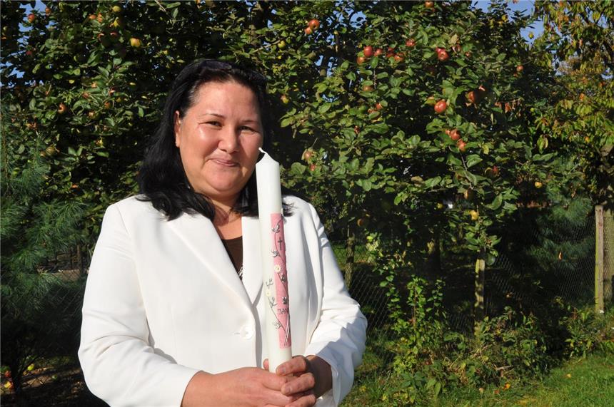 Janna Adjimurzaeva kann wieder lachen: Das Taufoutfit sitzt und die Taufkerze ist so gut wie fertig.