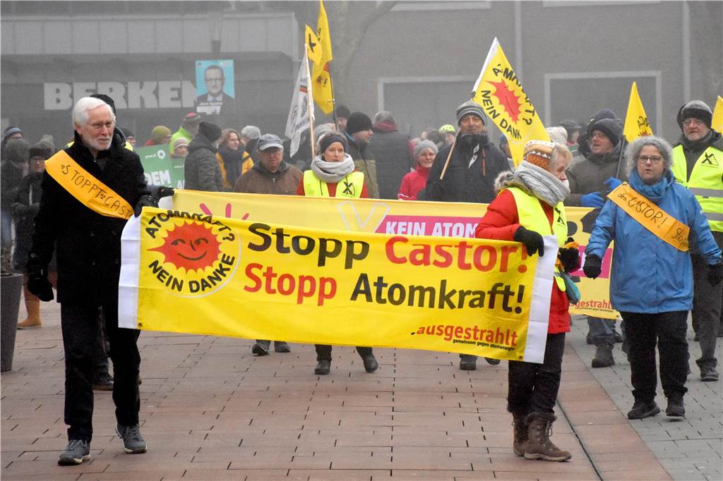 Demonstranten halten in der Ahauser Innenstadt Banner mit der Aufschrift "Stopp Castor! Stopp Atomkraft!"
