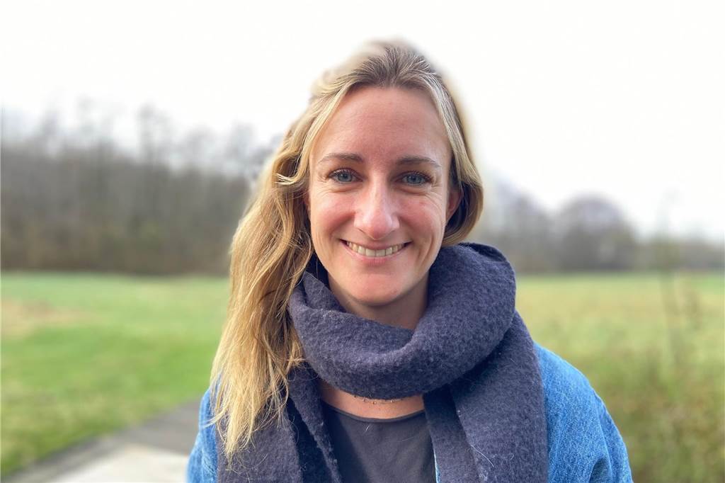 Fetales Alkoholsyndrom: So geht es Olivia (9) in ihrer Pflegefamilie Janna Schepers vom Träger "Caring ISP" in Schwerte steht in den Ruhrwiesen.