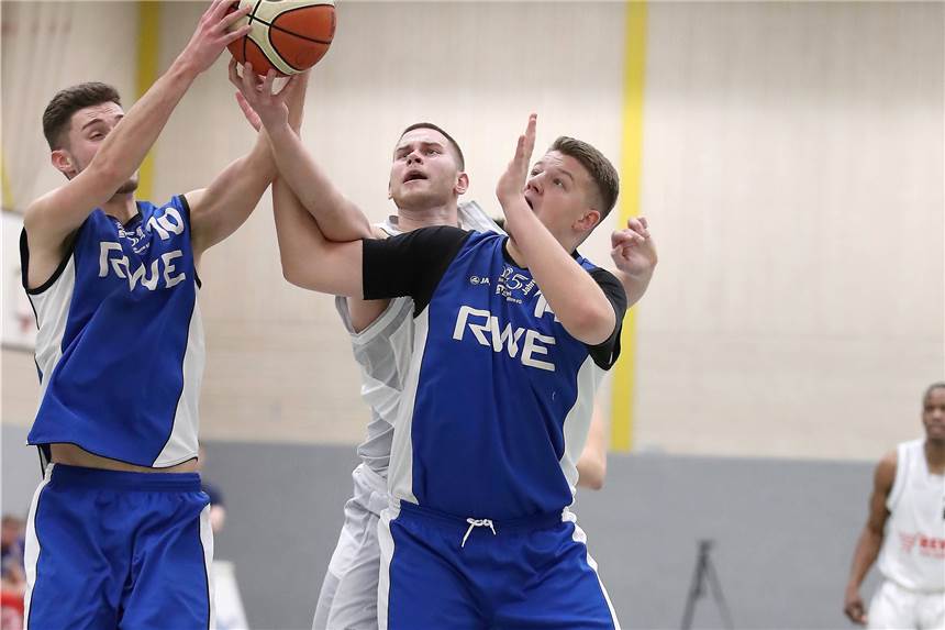 LippeBaskets brechen in Dortmund den Auswärtsfluch Janne Bromisch (l.) und Louis Barkowski (r.) setzten sich mit den LippeBaskets mit Vehemenz und Teamgeist beim Auswärtsspiel in Dortmund durch.