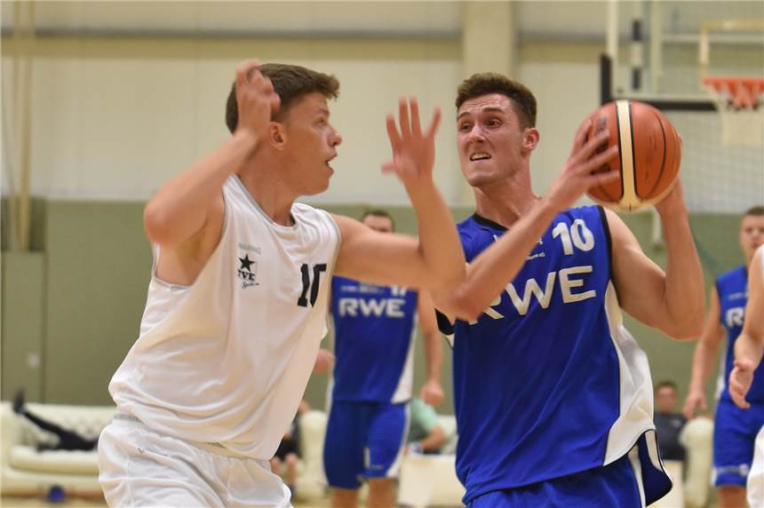 Janne Bromisch ist mit 19 Jahren ein Topspieler der LippeBaskets Janne Bromisch (r.) ist eine der wichtigsten Säulen bei den LippeBaskets.