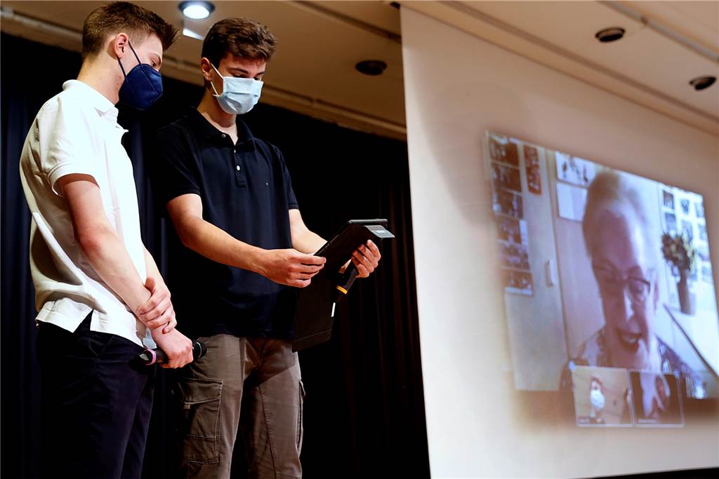 Halterner Joseph-König-Gymnasium ist jetzt „Schule ohne Rassismus“ Janne Hübener und Philipp Tischkewitz interviewten Holocaust-Überlebende Eva Weyl, die per Video zugeschaltet war.