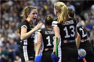Janne Müller-Wieland (l), die Spielführerin des UHC Hamburg. Foto: Britta Pedersen
