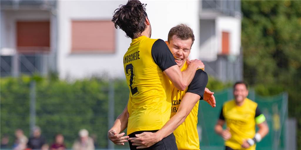 Doppelter Hattrick: SV Langschedes Topstürmer Jannes Krupka schießt den TSC Kamen ab Jannes Krupka (M.) traf am Sonntag beim TSC Kamen sechs Mal ins Schwarze.