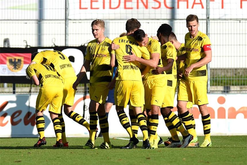 BVB II meldet sich nach Durststrecke zurück Janni Serra (M.) bejubelt seinen Treffer zum 2:0.