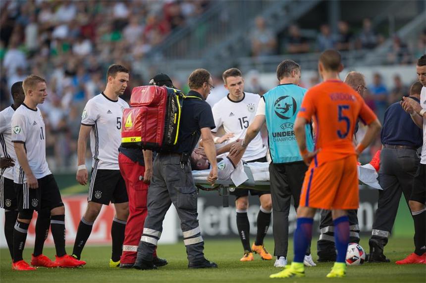 BVB-U19-Spieler Serra fällt mehrere Monate aus Janni Serra (M.) muss sich einer Knie-Operation unterziehen.