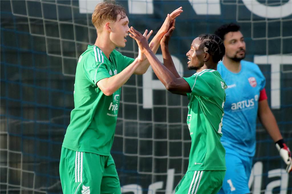 Traumfinale beim Hecker-Cup rückt näher: ASC 09 marschiert, Türkspor tut sich lange schwer Jannik Benning (l.) brachte den BSV Schüren in der ersten Halbzeit gegen den Favoriten Türkspor Dortmund in Führung.