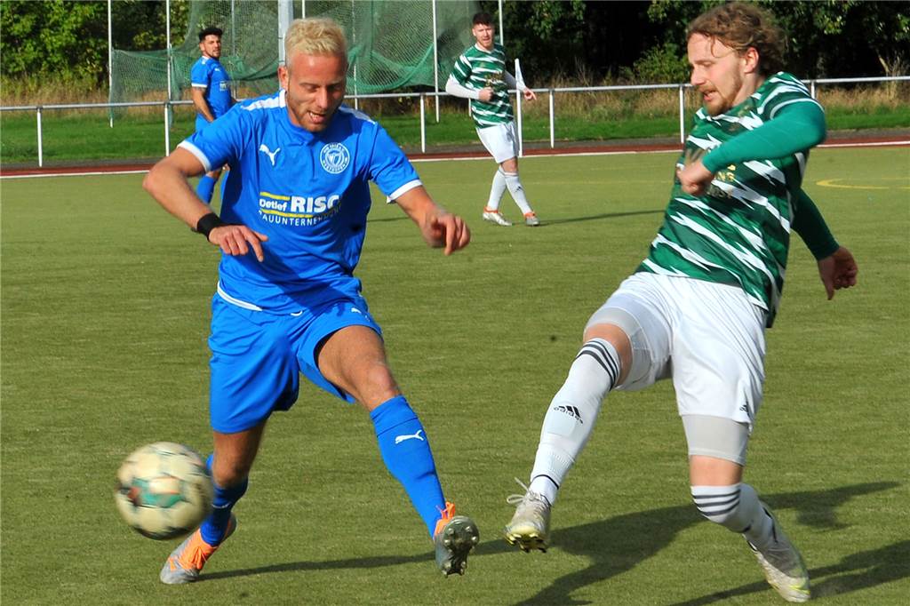 Jannik Braß (li.) ist eine Stütze der Westhofener Defensive.