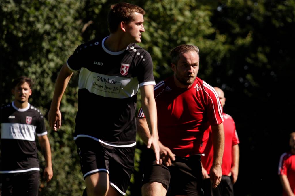 VfL Kamen holt weiteren Spieler aus Westfalenliga: Neuzugang sofort „ins Herz katapultiert“ Jannik Guhse - hier im Pokalspiel beim SV Afferde gegen Julian Blume (r.) - hat sich dem VfL Kamen angeschlossen.