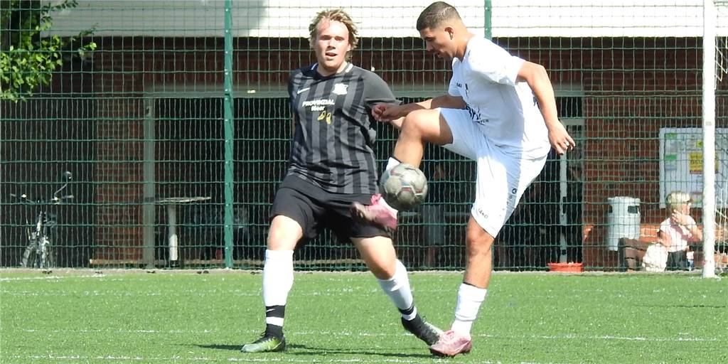 Etatmäßiger Torhüter schießt Ehrentreffer für den SV Frömern Jannik Kempel (l.) und der SV Frömern unterlagen den VfL Mark mit 1:4.