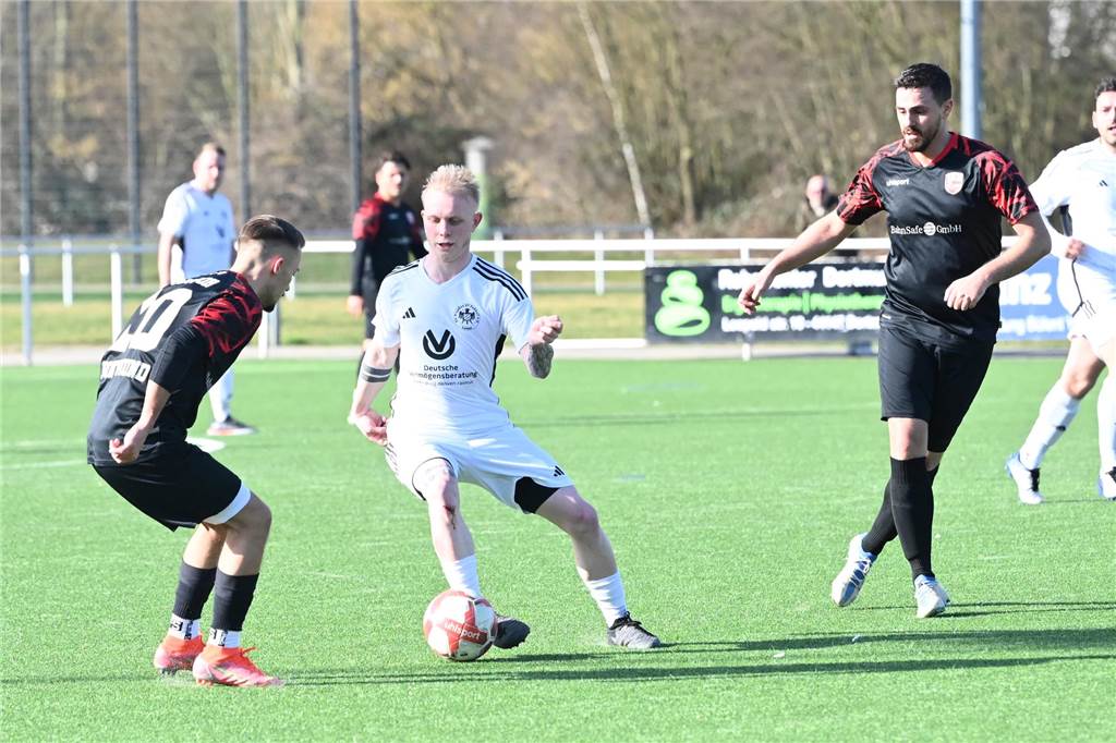 Jannik Klage passt den Ball.