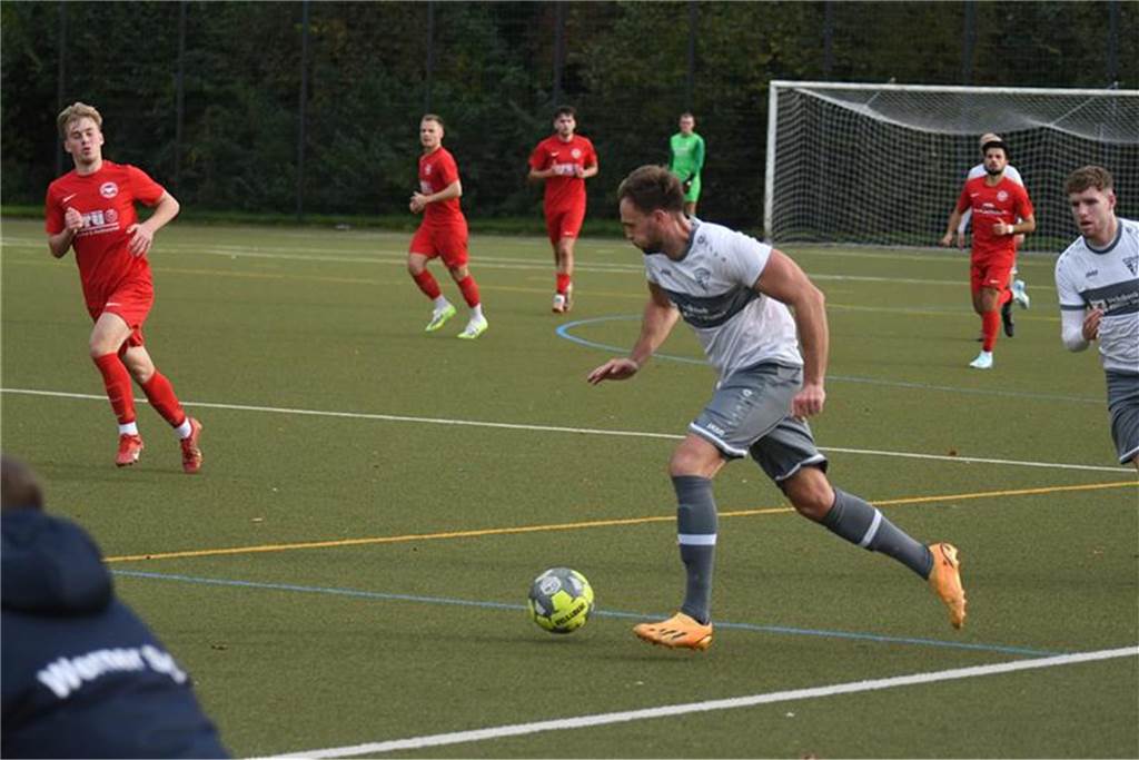 Werner SC trotz Unruhen im Verein und gewinnt mit 5:1 Jannik Prinz vom Werner SC läuft mit dem Ball am Fuß über das Spielfeld.