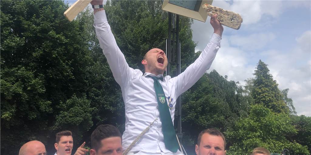 Jannik Sasse schrie seine Freude laut heraus. Er ist der neue Schützenkönig auf der Hardt.
