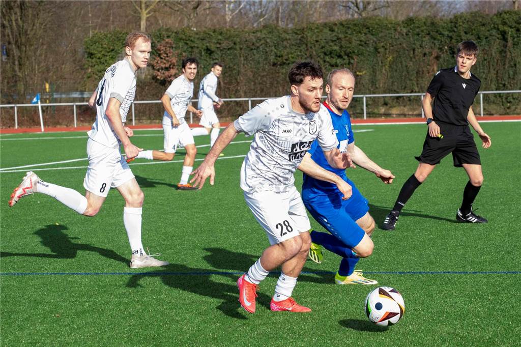 Jannik Tönnes und Tobi Becker im Zweikampf