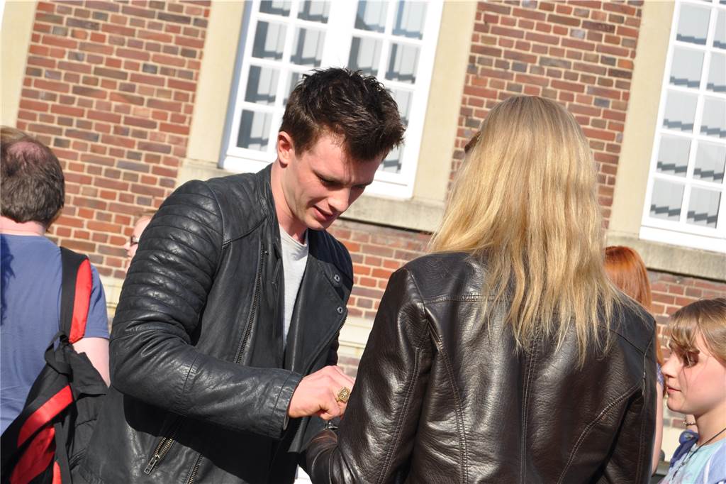 Dreharbeiten am Schloss: Filmstars könnten für Kinofilm nach Nordkirchen kommen Jannis Niewöhner drehte für „Smaragdgrün“ bereits in Nordkirchen. In den Dreharbeiten schrieb er fleißig Autogramme.