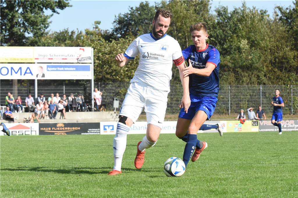Wegen Corona: So richtig glaubt niemand, dass die Saison nochmal weitergeht Jannis Vertgewall (r.) kann sich eine faire Entscheidung bei einem Abbruch nur schwer vorstellen.