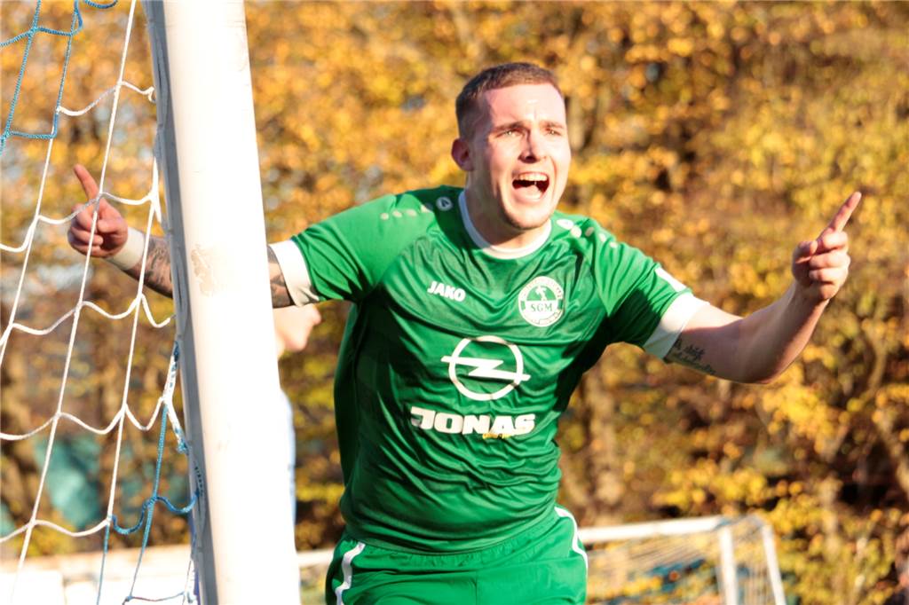 Massener Eckenmonster: SGM bezwingt ASC 09 Dortmund II mit Köpfchen Janos Dahl trifft zum 4:0 und feiert.