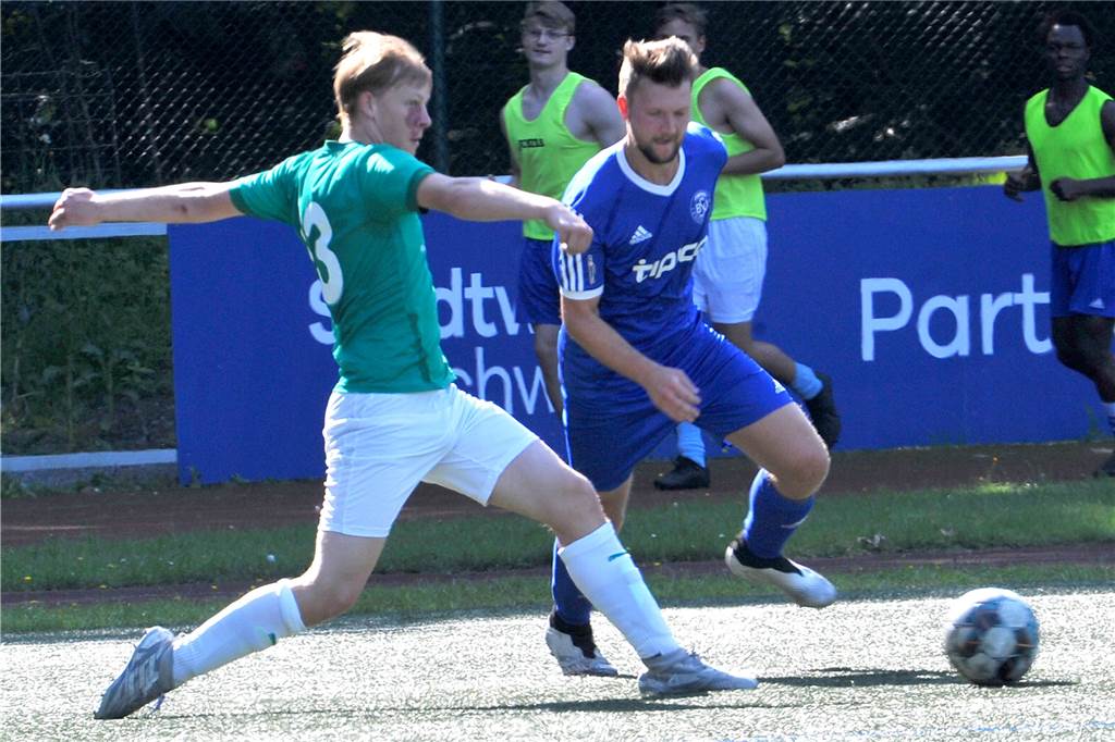 Wenn der Spielertrainer trifft, gewinnt die SG Eintracht Ergste fast immer Jans Schnitker (li.) absolvierte 15 von 16 Hinrundenspielen für die SG Eintracht Ergste.
