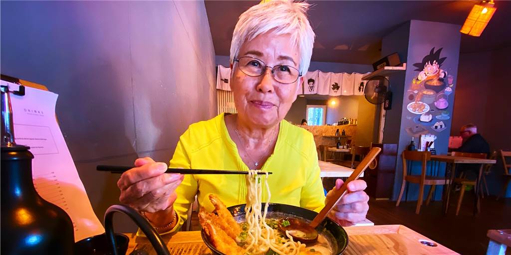 Japanerin Yoko testet: Wie japanisch ist Dortmunds erstes Ramen-Restaurant? Japanerin Yoko (73) probiert die Ramen im neuen Dortmunder Restaurant "Nokibox".