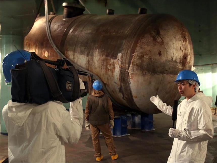 Stromkonzerne sollen für «Atompakt» 23,3 Milliarden zahlen Japanische Journalisten filmen im vor mehr als zwei Jahrzehnten stillgelegten Kernkraftwerk Lubmin den Abbau eines Dampferzeugers. Foto: Bernd Wüstneck/Archiv