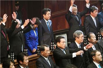 Japans Ministerpräsident Shinzo Abe steht regungslos im Parlament, nachdem er das Unterhaus aufgelöst hat. Foto: Kyodo